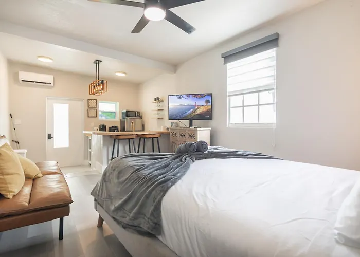 Charming Studio In Miami With Parking And Patio