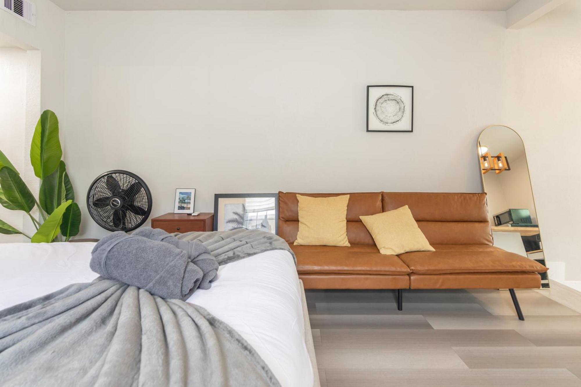 Charming In With Parking And Patio *