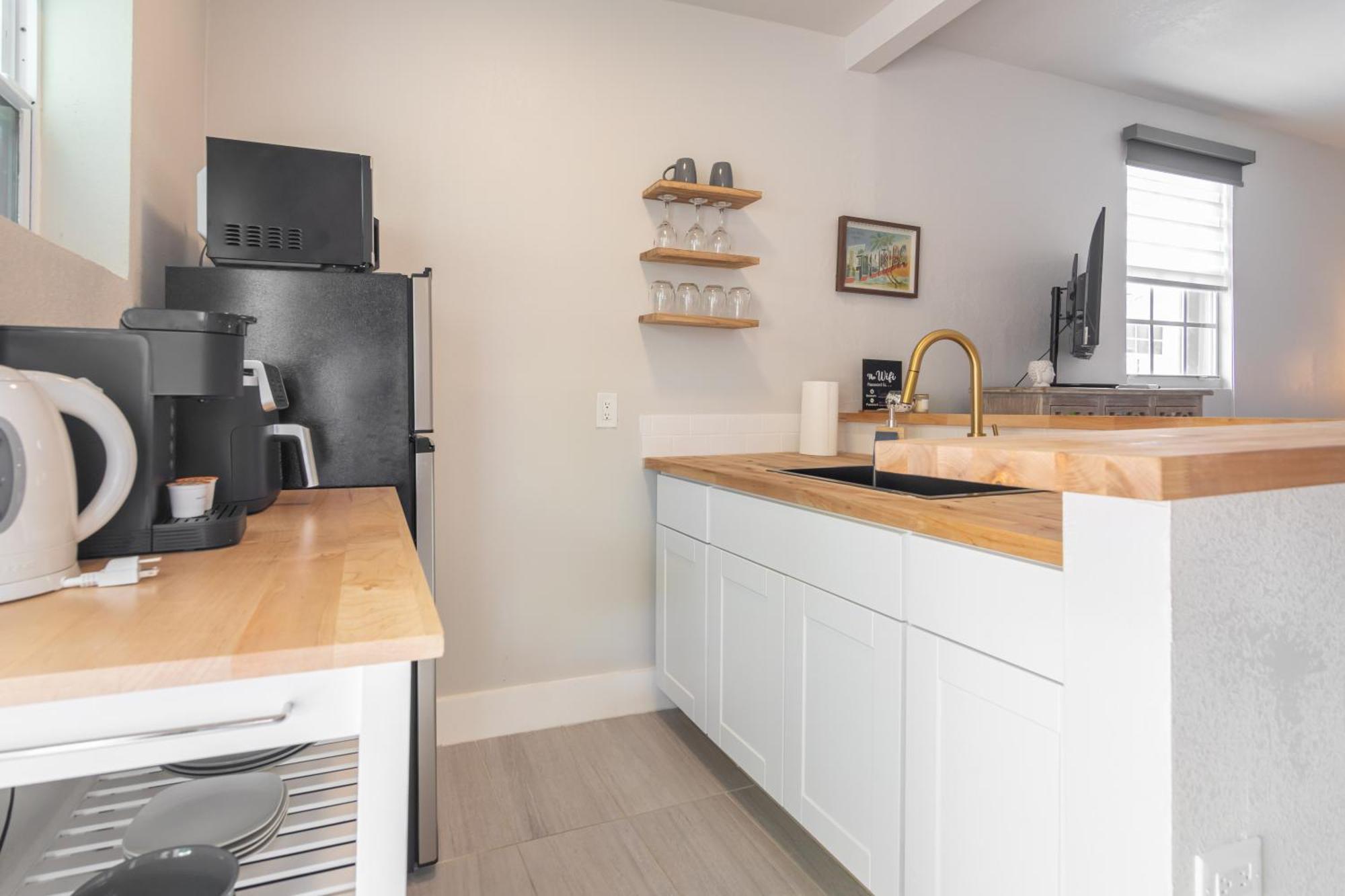 Charming In With Parking And Patio Miami
