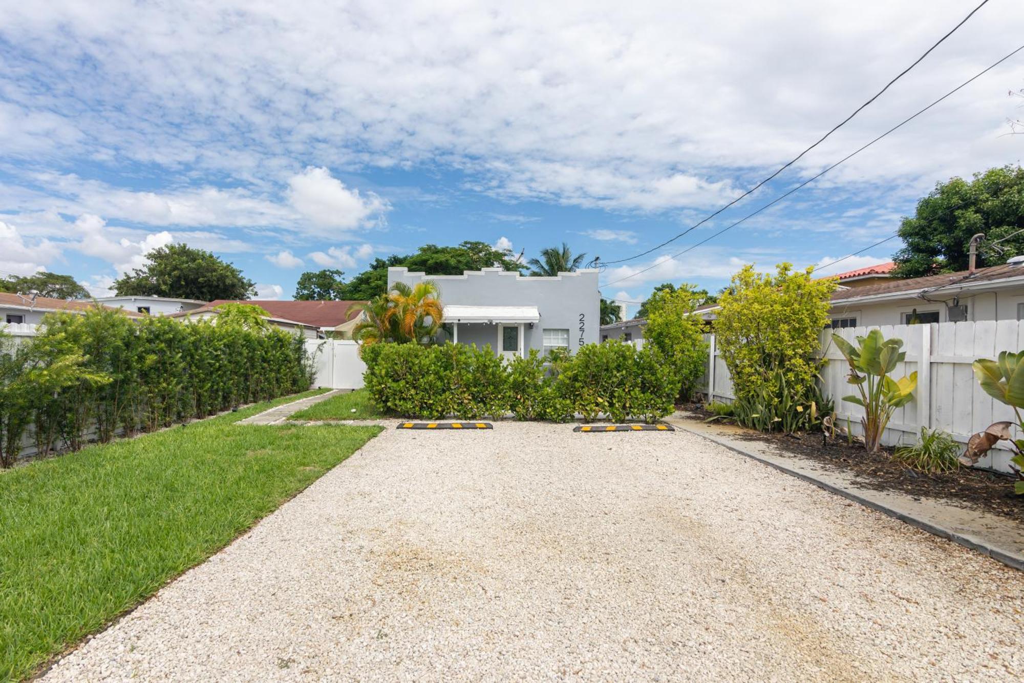 Charming In With Parking And Patio Miami