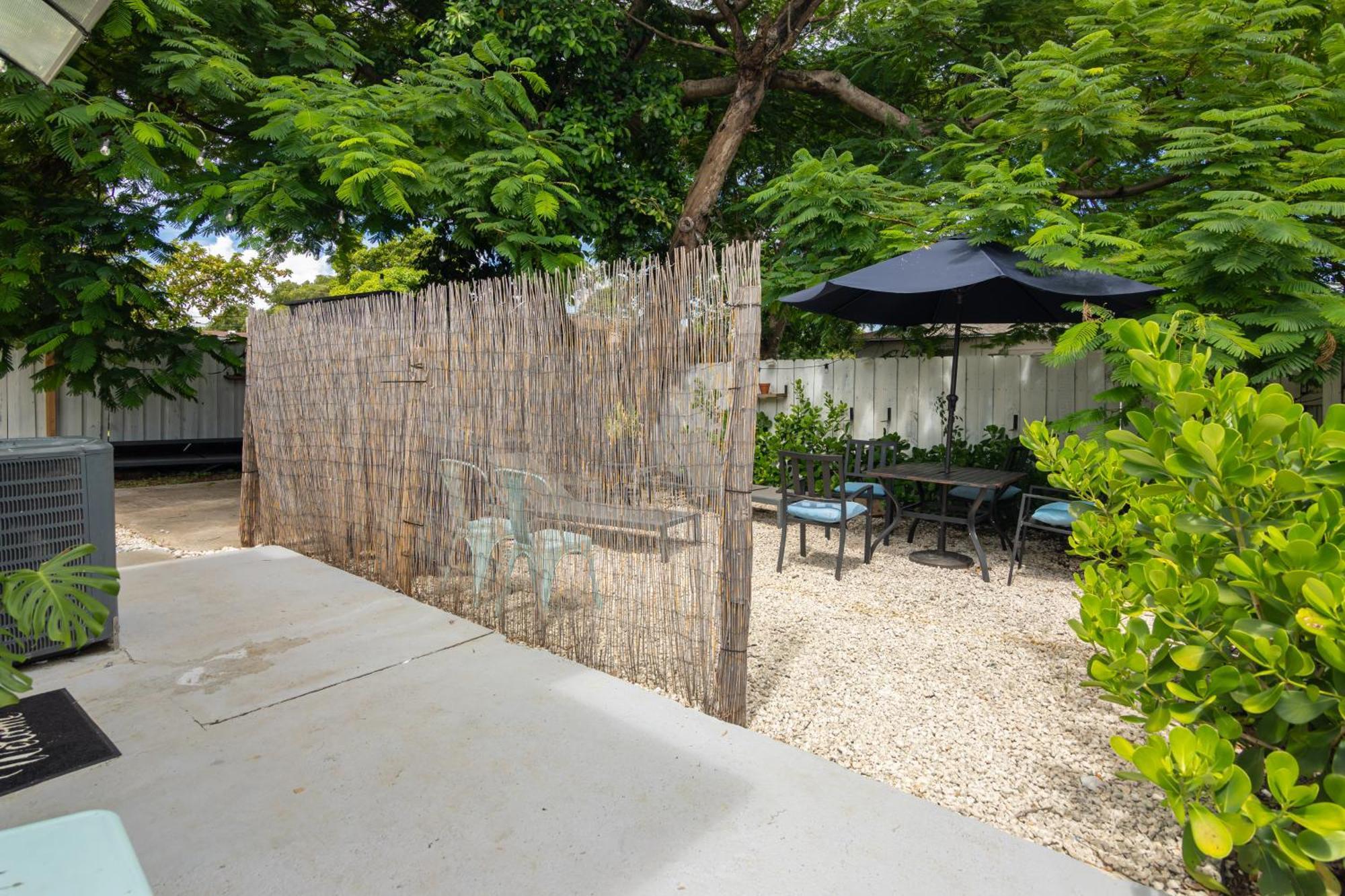 Charming In With Parking And Patio Apartment