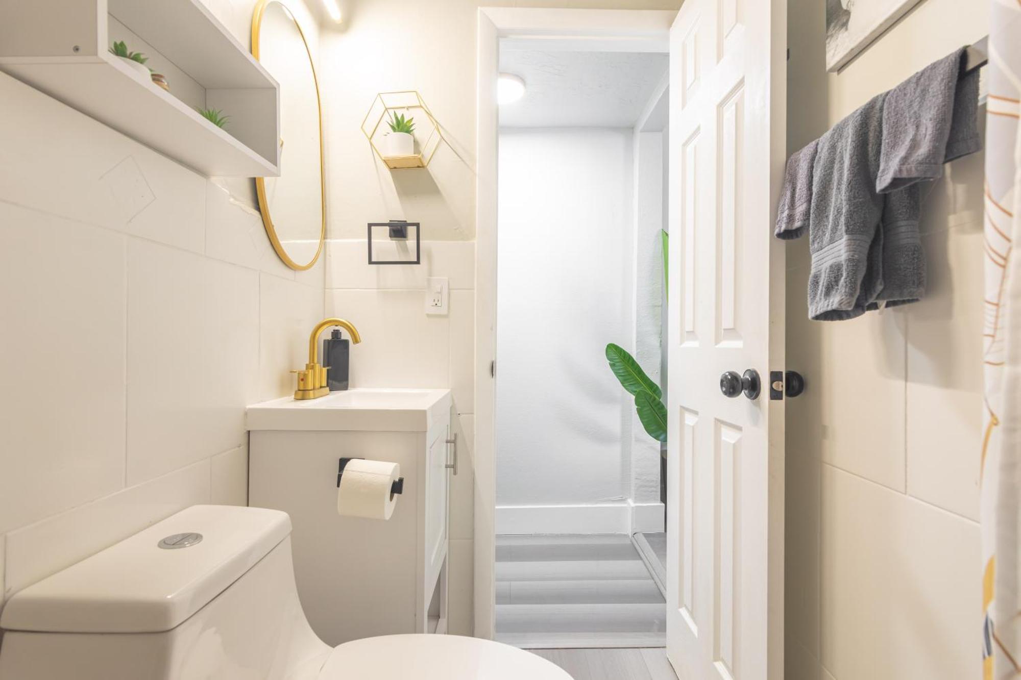 Charming In With Parking And Patio *