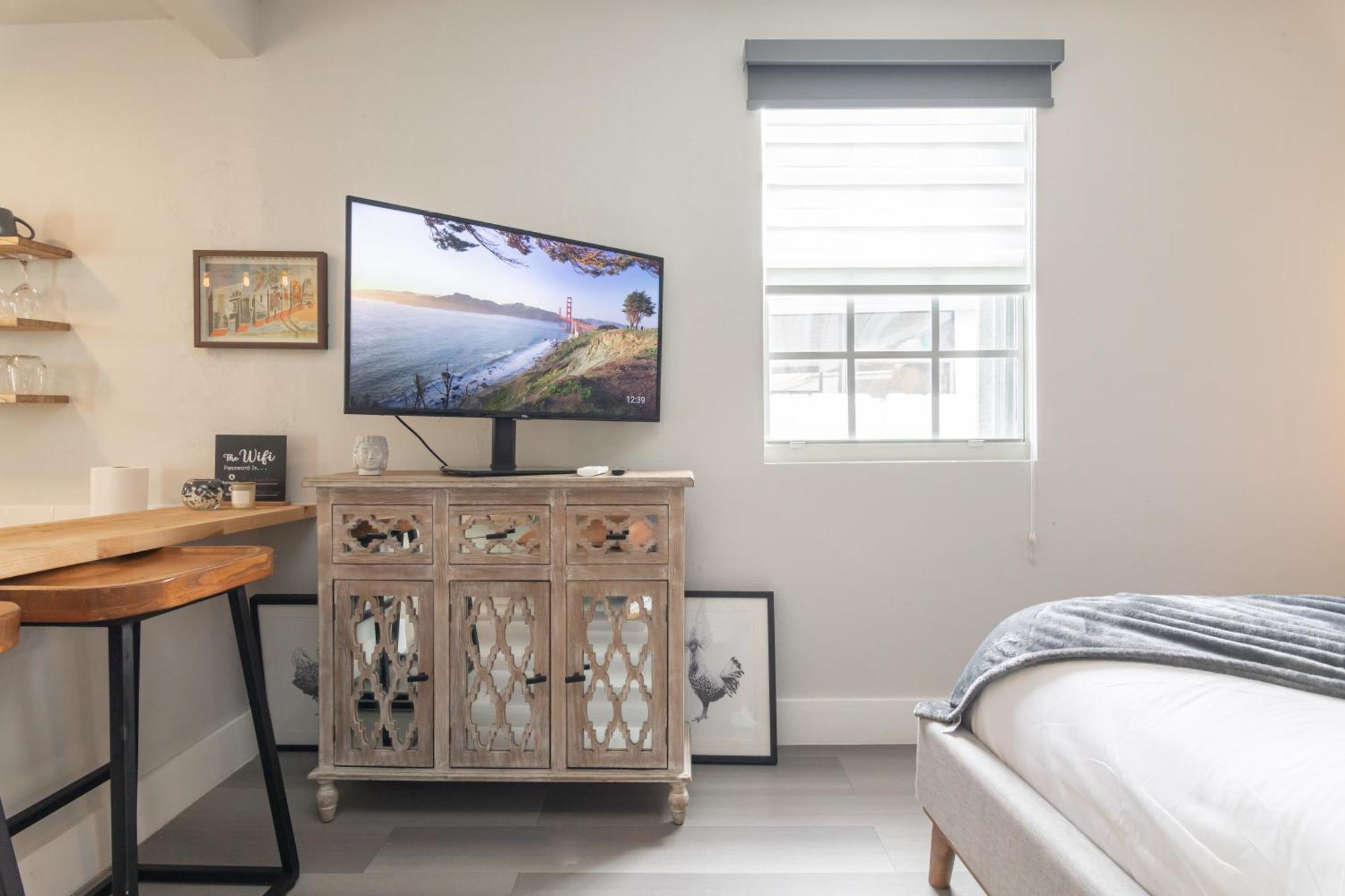 Charming In With Parking And Patio Apartment *