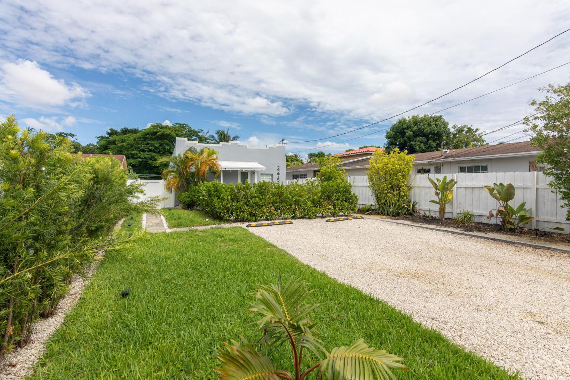 Charming In With Parking And Patio Miami