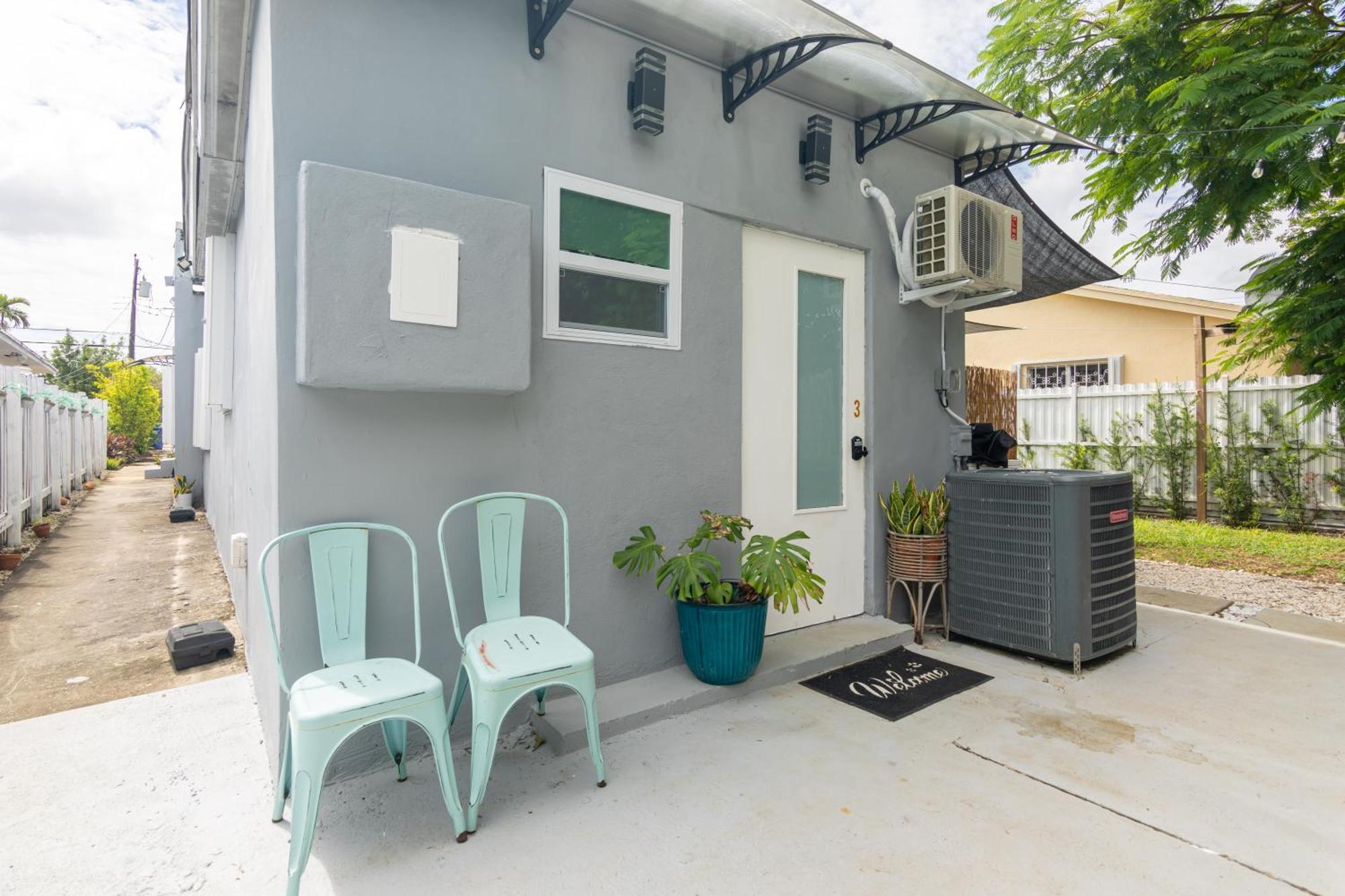 Charming In With Parking And Patio Apartment *