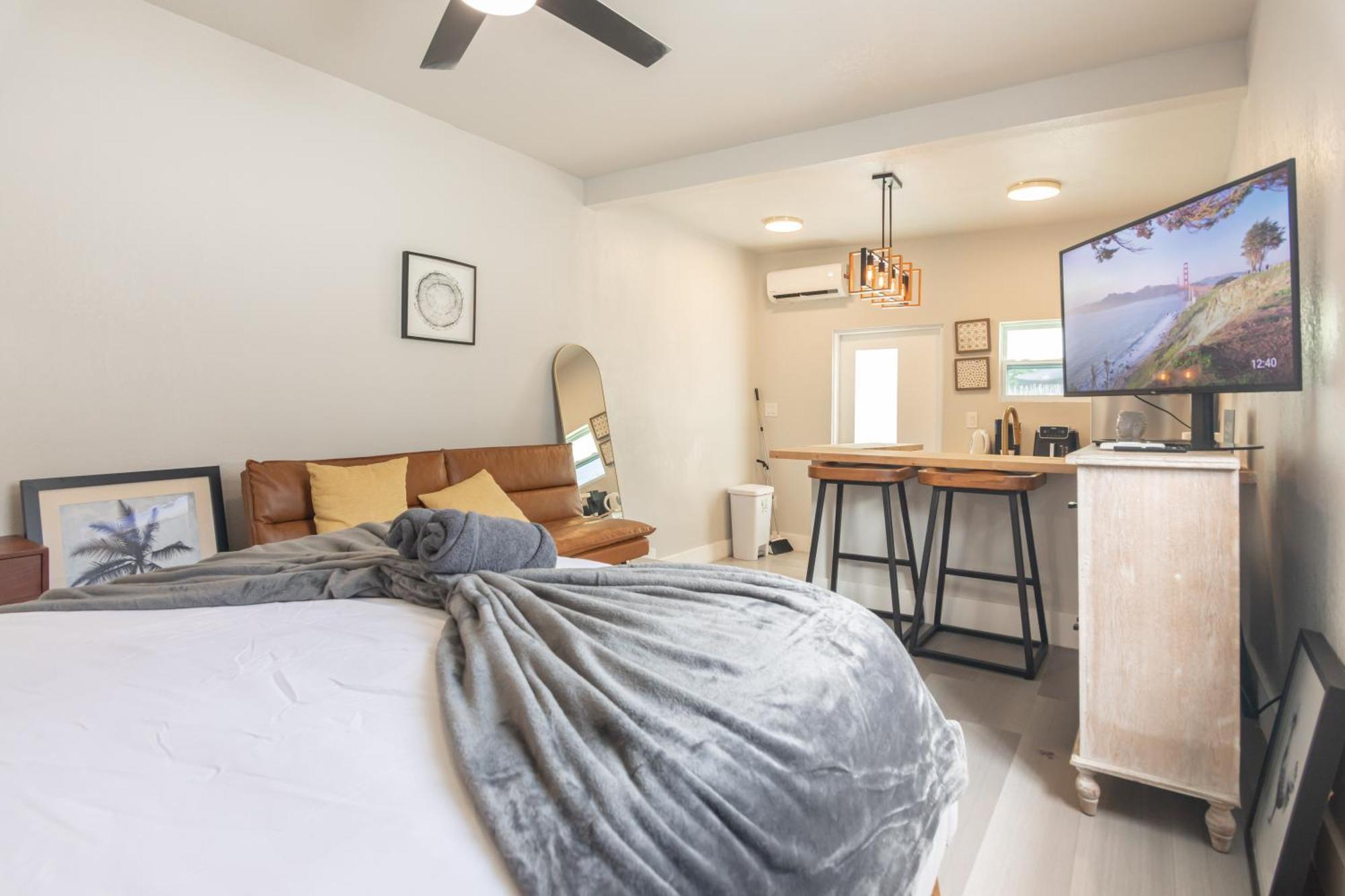 Charming In With Parking And Patio *