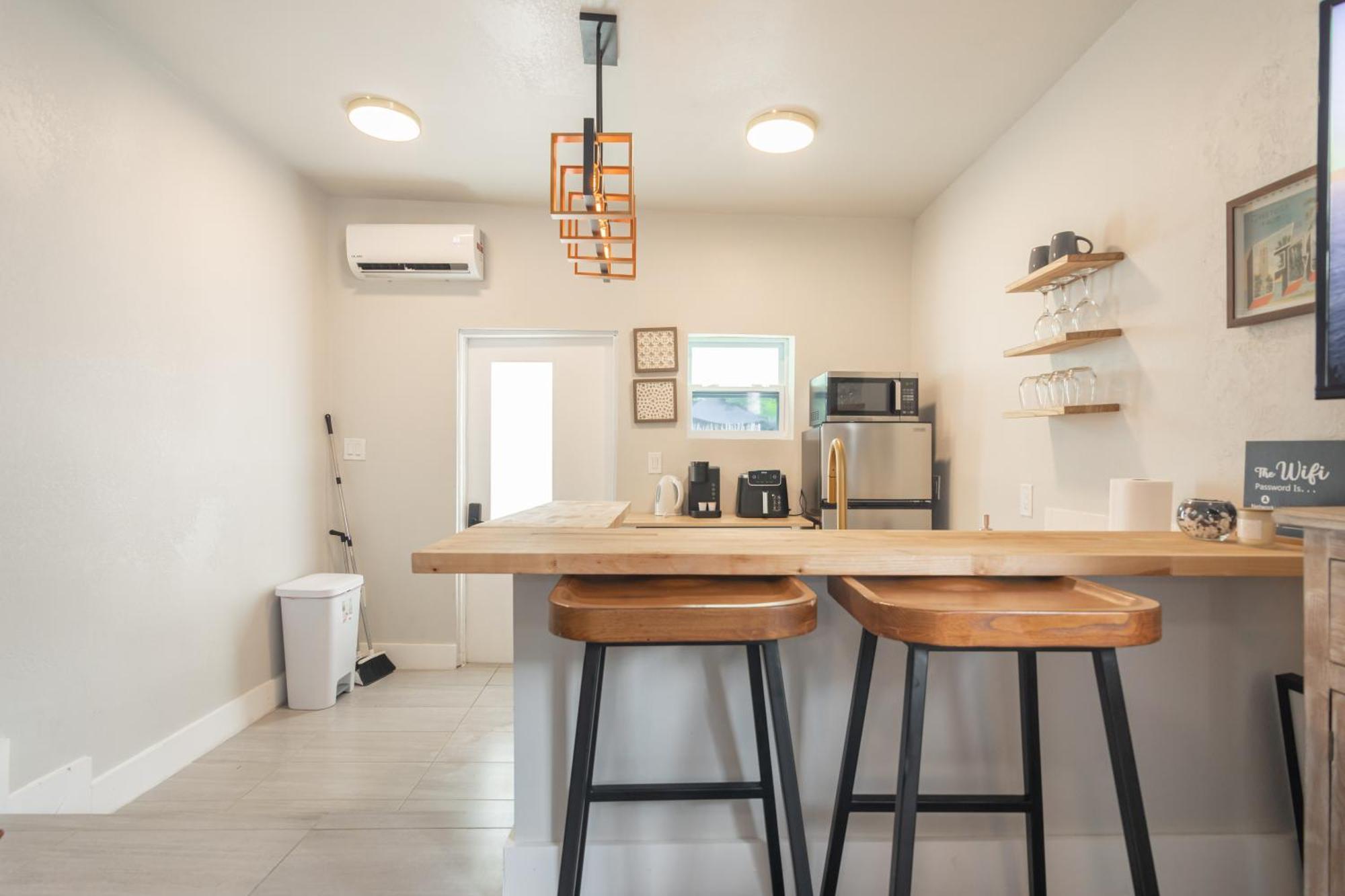 Charming In With Parking And Patio Miami