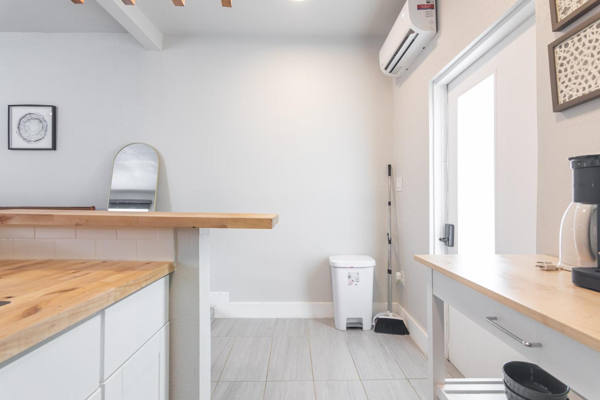Charming In With Parking And Patio *