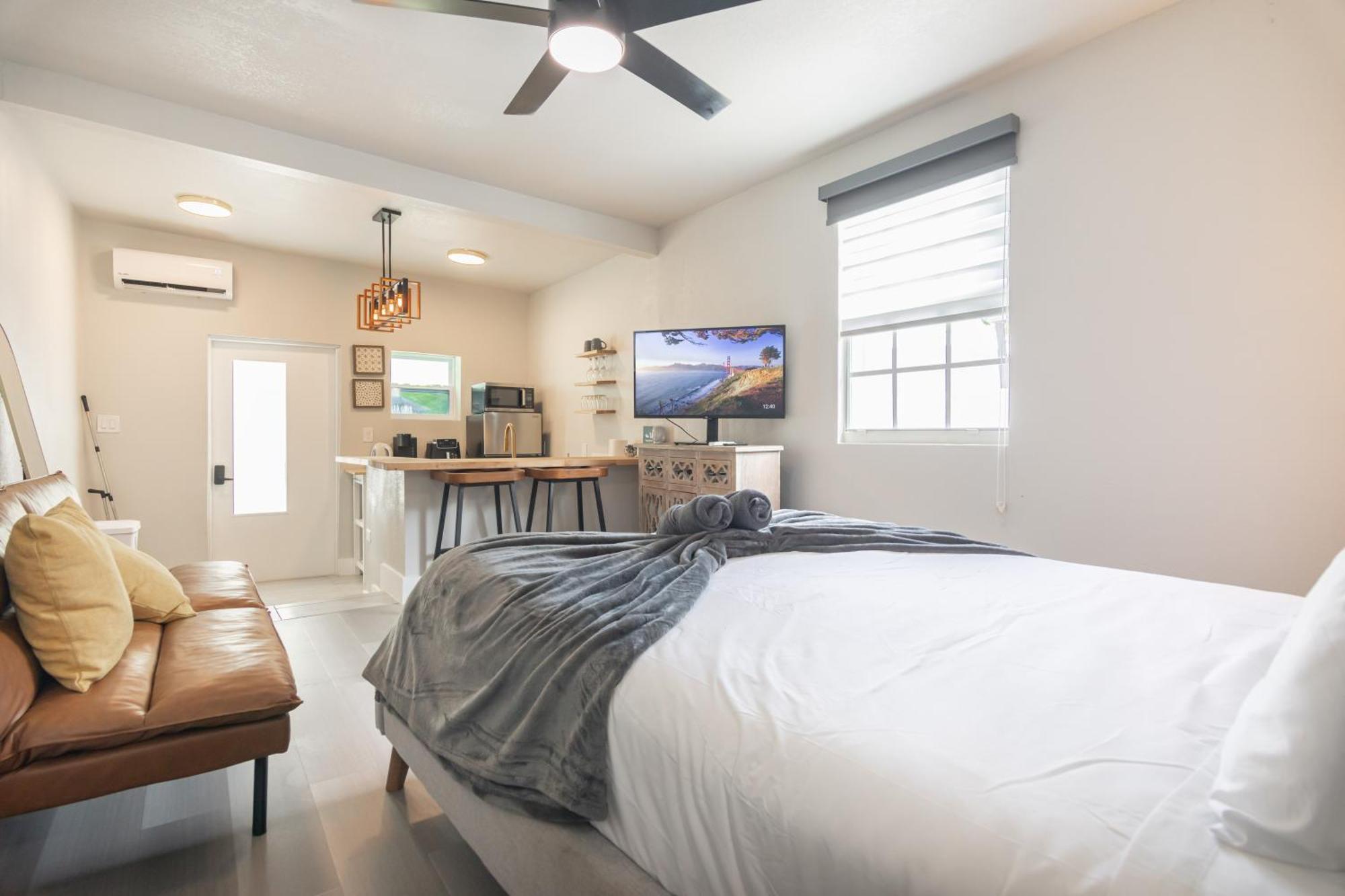Charming In With Parking And Patio *